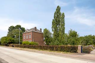 Karaktervolle viergevelwoning op ruim perceel met bijkomende bouwmogelijkheden
Ontdek deze charmante viergevelwoning in authentieke pastorijstijl, gelegen op een uitzonderlijk ruim perceel en aangevuld met een bijgebouw en garage. Een eigendom die karakter, ruimte en toekomstmogelijkheden op een unieke manier combineert.
De bestaande woning charmeert meteen door haar typische architectuur en authentieke uitstraling. Het ruime perceel biedt niet alleen veel privacy en tal van mogelijkheden voor de huidige woning, maar beschikt bovendien over een belangrijke extra troef: de mogelijkheid om, indien gewenst, een bijkomende nieuwbouwwoning te realiseren.
Hierdoor is deze eigendom bijzonder interessant voor wie op zoek is naar meer dan alleen een woning. Bewoon of renoveer de bestaande karaktervolle woning en geniet van de royale buitenruimte, of benut het bijkomende bouwpotentieel als onderdeel van een toekomstgericht vastgoedproject.
Ook voor investeerders vormt dit een interessante opportuniteit. De combinatie van een bestaande vrijstaande woning, een groot perceel en bijkomende bouwmogelijkheden biedt verschillende perspectieven voor waardevermeerdering in een regio met aantrekkelijk vastgoedpotentieel.
Een veelzijdige eigendom voor wie karakter, ruimte én investeringsmogelijkheden weet te waarderen.
Download de brochure in bijlage.