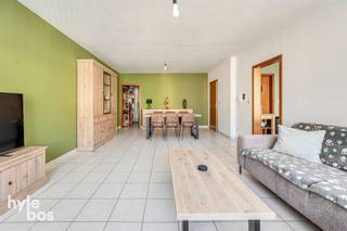 <p><span>Op de eerste verdieping van een kleine residentie bevindt zich dit ruime appartement met een bewoonbare oppervlakte van 104 m², ideaal gelegen in het centrum en op wandelafstand van winkels, openbaar vervoer en andere voorzieningen. Het appartement beschikt over een inkomhal die toegang geeft tot de zeer ruime en lichtrijke leefruimte met aansluitend een praktische extra berging. De ingerichte keuken is voorzien van alle comfort en sluit aan op een bijkomende (was)berging. Verder omvat het appartement een afzonderlijk toilet en een vernieuwde badkamer, uitgerust met een inloopdouche en enkele lavabo. Er zijn twee volwaardige slaapkamers aanwezig. Aan zowel de voor- als achterzijde bevindt zich een terras, waardoor u op elk moment van de dag van een buitenruimte kunt genieten. Ook op technisch vlak werd het appartement verder gemoderniseerd: in 2024 werd een nieuwe condenserende verwarmingsketel geplaatst. Een individuele garage is inbegrepen in de prijs. Dankzij de centrale ligging, de ruime indeling, de recente verwarmingsinstallatie en de aanwezigheid van een garage is dit appartement uitermate geschikt voor zowel eigen bewoning als een interessante investering. Plan uw bezoek nu in!</span></p><p><span> </span></p>