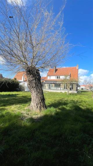 **Charmant huis met 4 slaapkamers en een prachtige tuin vol potentieel!** Ontdek deze ruime woning met 4 slaapkamers en 2 badkamers, perfect voor...