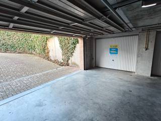 Gesloten garagebox te koop in de residentie Brem II. De garage is gelegen op het gelijkvloers en is vlot toegankelijk. Afmetingen:  * Diepte: 5m71 *...