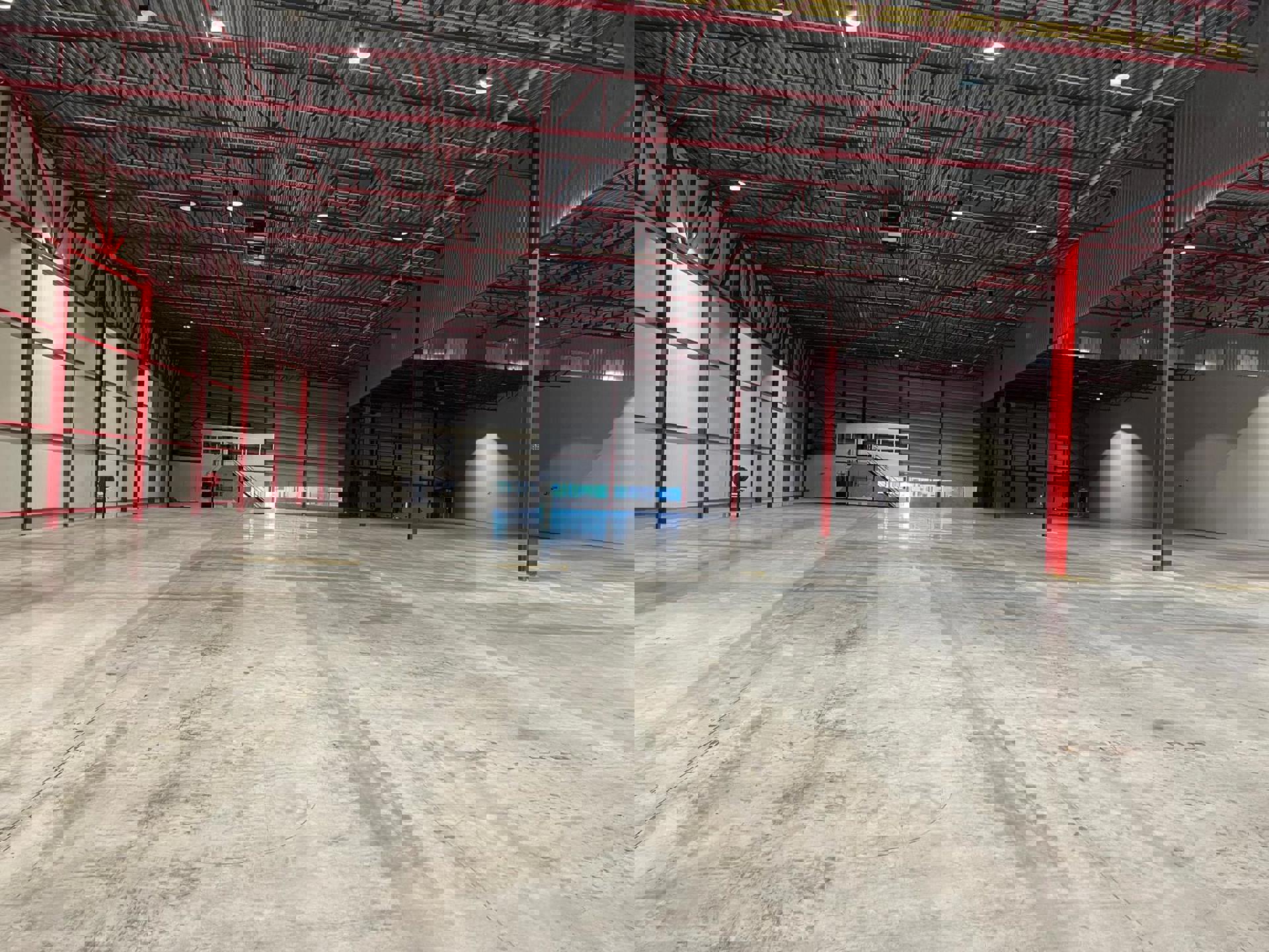 TE HUUR: logistiek magazijn van 4.604m² met kantoor - foto 4