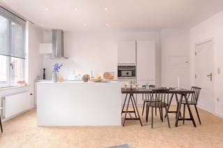 Dit appartement werd enkele jaren geleden grondig gerenoveerd en biedt al het hedendaagse wooncomfort dat je zoekt. Dankzij de centrale ligging...