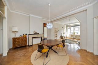 Bekijk alvast het gunstige EPC (B), conforme elektrische keuring, asbestinventaris, de videotour én het grondplan via de Wellimmo-site (documenten).<br /><br />Dit appartement bevindt zich in de befaamde Meirbuilding van architect Jos Baeyens, pal op het kruispunt van de Meir en de Huidevettersstraat, met zicht op de iconische Boerentoren, dé landmark van Antwerpen.<br /><br />Het appartement ademt de originele art-deco stijl en werd met zorg bewaard in zijn authentieke staat. De ruime leefruimte met prachtige natuurstenen schouw en originele visgraatparket zorgt voor een kararaktervol geheel. Dankzij de raampartijen met schitterend zicht en de royale plafondhoogte geniet u hier van veel licht en ruimte.<br /><br />De inkomhal met ingemaakte kasten geeft langs de rechterzijde toegang tot de keuken met aansluitend een inpandig terras van ca. 5 m², ideaal voor een aperitief of ochtendkoffie.<br /><br />Er zijn 2 volwaardige slaapkamers. De hoofdslaapkamer beschikt over een ensuite-badkamer met ligbad, wastafel en toilet. De 2de slaapkamer kan perfect dienstdoen als logeerkamer of bureau. Een 2de badkamer is voorzien van een douche, wastafel en toilet.<br /><br />Het appartement beschikt bovendien over dubbele beglazing en een privatieve kelderberging + fietsenberging.<br />De maandelijkse lasten bedragen 321€ incl verwarming, waterverbruik, syndicus, blokpolis, reservefonds, etc.<br /><br />Een authentiek en stijlvol appartement op toplocatie, voor wie houdt van wonen in het hart van de stad. Winkels, openbaar vervoer en parkeermogelijkheden liggen allemaal op wandelafstand.<br /><br />👉 Meer info of een bezoek: info@wellimmo.net of 03/225 00 68