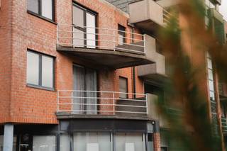 Op een goede ligging vlak bij het centrum van Bornem bevindt zich dit appartement in de Kapelstraat 31. Dankzij de centrale ligging zijn winkels, openbaar vervoer en andere voorzieningen op wandelafstand bereikbaar.<br />Het appartement beschikt over een lichtrijke woonkamer die aansluit op de keuken. Verder is er één comfortabele slaapkamer, een aparte toiletruimte en een berging die extra opbergruimte biedt.<br />Een extra troef is het terras, waar u in alle rust kan genieten van een moment buiten. Daarnaast is er een fietsenberging in de garage, wat zorgt voor extra comfort en veiligheid. De brander CV is recent vernieuwd door de eigenaars wat zorgt voor energetisch comfort. Het appartement wordt momenteel verhuurd voor 640 euro. Interesse? Neem gerust contact op voor meer informatie of een bezoek ter plaatse!