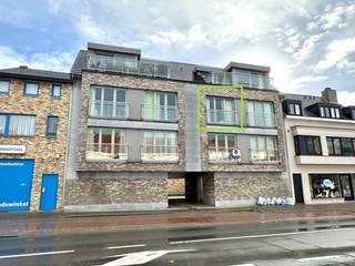 Dit zonnig gelegen appartement bevindt zich in het centrum van Nieuwpoort en biedt een prachtig open zicht.<br /><br />De gezellige woonkamer ligt aan de straatzijde en geniet van een aangename lichtinval.<br />In een hoek van de woonkamer bevindt zich de goed uitgeruste keuken.<br />Verder beschikt het appartement over een praktische berging met verwarmingstoestel en aansluiting voor een wasmachine, een afzonderlijk toilet en een badkamer met douche en lavabomeubel.<br /><br />De mooie slaapkamer geeft rechtstreeks uit op het terras, waar u heerlijk kunt genieten van de buitenlucht.<br /><br />Bovendien beschikt het appartement over een gelijkvloerse berging met elektriciteit én een parkeerplaats in het gebouw.<br /><br />Troeven op een rij:<br />- Zonnige ligging in het centrum van Nieuwpoort<br />- Gezellige woonkamer met prachtig open zicht<br />- Goed uitgeruste keuken<br />- Afzonderlijke berging met wasmachineaansluiting<br />- Badkamer met douche en lavabomeubel<br />- Slaapkamer met toegang tot het terras<br />- Gelijkvloerse berging met elektriciteit<br />- Parkeerplaats in het gebouw aan een meerprijs van 25.000€ (verplicht bij te kopen)<br />