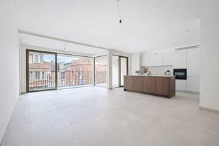 Ben je op zoek naar een royale woonst met kwalitatieve afwerking, centraal gelegen en met alles binnen handbereik? Dan is dit instapklaar appartement precies wat je zoekt!<br /><br />📍 Premium ligging<br />Wonen op amper enkele stappen van de Grote Markt, tal van winkels, het station, bushaltes én cultuurcentrum De Spil. Je geniet hier van een ideale mix tussen rust en de dynamiek van het stadsleven.<br /><br />🏡 Doordacht wooncomfort<br />De ruime en heldere leefruimte sluit naadloos aan op de open keuken, uitgerust met moderne toestellen. Dankzij de vloerverwarming, aangesloten op het duurzame warmtenet, heerst er doorheen het hele appartement een aangename warmte.<br /><br />🛏️ Functionele indeling<br />✔️ 2 ruime slaapkamers (waarvan één met directe toegang tot het terras)<br />✔️ Bureau-ruimte<br />✔️ Moderne badkamer met comfortabele inloopdouche<br />✔️ Gastentoilet<br />✔️ Handige berging<br /><br />Ruim terras van ca. 11 m²<br />Het terras biedt een aangename buitenruimte waar je kan genieten —perfect voor een gezellige apero, ontspanning of een rustig moment na een drukke dag.<br /><br />Extra pluspunt<br />Het appartement is uitgerust met de Hello Help systeem-app voor extra veiligheid en gemoedsrust.<br /><br />🚗 Praktische voorzieningen<br />In de kelderverdieping bevinden zich de afgesloten garages en private bergruimtes.<br /><br />📞 Interesse of benieuwd naar andere units binnen deze residentie?<br />Contacteer ons op 051/54 59 69 en ontdek hoe comfortabel wonen in Roeselare kan zijn!