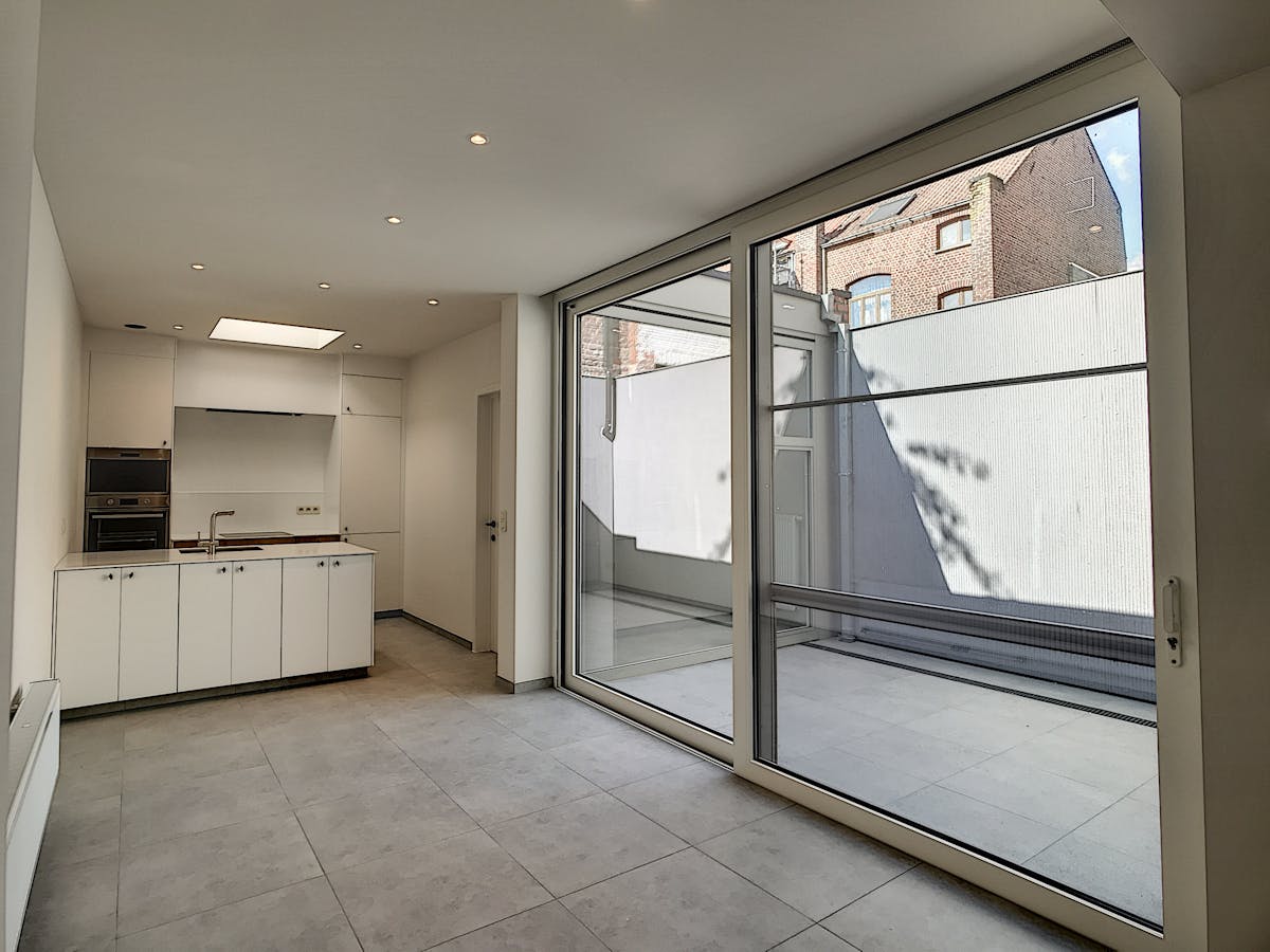 Appartement rénové au rez-de-chaussée avec terrasse à louer à Ypres. - photo 4