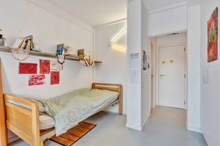Op de 4ᵉ verdieping van een hedendaags gebouw bekoort deze lichtrijke studentenstudio van ongeveer 19 m² met zijn hoge raampartijen en zijn balkon met een vrij uitzicht over de daken. De studio beschikt over een slaaphoek, een bureauhoek en een ingebouwde kastruimte, evenals een privédoucheruimte met WC.Het gebouw beschikt over een volledig uitgeruste gemeenschappelijke keuken (oven, kookplaat, dampkap, koelkast, microgolfoven) in een gezellige ruimte.<br />Ideaal gelegen in Elsene, op wandelafstand van het openbaar vervoer en de universitaire campussen, is dit kot perfect voor een student die op zoek is naar comfort en een centrale ligging.<br />Huurprijs: € 795/maand, kosten inbegrepen (elektriciteit, gas, water en internet).