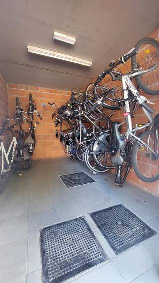 Dit mooi en ruim woon appartement is gelegen in het centrum van Bredene Duinenop wandelafstand van het strand en tramhalte en nabij winkels en...