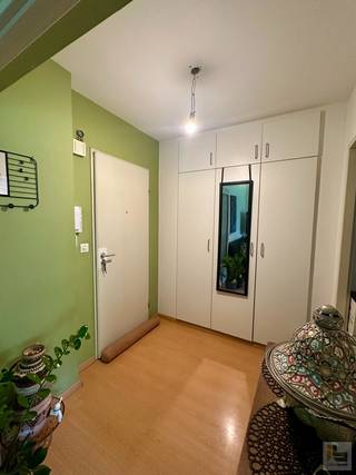 <strong>PLAN NU ONLINE UW BEZOEKAFSPRAAK VIA www.immoboss.be</strong><br /><br />Aangenaam zeer rustig gelegen 1-slpk appartement gelegen op 1°verdieping (lift aanwezig). Het appartement bestaat uit inkomhal met vestiairekast, gezellige leef- en woonruimte, aparte keuken, heel leuk terras met zicht op de mooie binnentuin. Verder beschikt dit appartement over 1 ruime slaapkamer, badkamer met ligbad en apart toilet. Berging aanwezig in de kelderverdieping.<br /><br />Vrij vanaf 01/09/2026.<br />Huurprijs: € 780/maand + Provisie: € 150/maand voor verwarming en water en syndic.<br />Domicilie verplicht - verhuur aan studenten is niet mogelijk<br />EPC 125 kWh/m<sup>2 </sup>jaar ( B-Label)<br /><br /><strong>PLAN NU ONLINE UW BEZOEKAFSPRAAK VIA www.immoboss.be</strong>