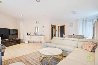 <p><span>Dit uitzonderlijk ruime duplex appartement in Vilvoorde is de perfecte keuze voor wie houdt van ruimte en comfort. Het appartement maakt deel uit van een kleinschalige mede-eigendom met slechts twee units, waardoor er geen maandelijkse lasten te betalen zijn. Via uw eigen privatieve ingang bereikt u de eerste verdieping. U vindt er een lichtrijke leefruimte, een keuken met toegang tot een gezellig terras, een badkamer, een praktische berging en twee slaapkamers. De bovenste verdieping biedt u nog meer mogelijkheden: momenteel zijn er drie afzonderlijke ruimtes ingericht die u naar wens kan omvormen tot extra slaapkamers, een royale hobbyruimte, een thuiskantoor of een combinatie daarvan. De flexibiliteit en de ruimte maken van dit appartement een woning met uitzonderlijk veel potentieel. Ook energiezuinigheid is verzekerd dankzij de uitstekende EPC-score B. De ligging maakt het plaatje compleet: op de verbindingsweg tussen Vilvoorde en Grimbergen en vlakbij de Brusselse Ring geniet u van een vlotte bereikbaarheid naar Brussel en de omliggende gemeenten. Dit appartement combineert dus verschillende troeven. Comfortabel en energiezuinig wonen met heel wat indelingsvrijheid, en dat zonder vaste lasten. Een buitenkans voor wie op zoek is naar een ruime gezinswoning of een waardevaste investering.</span><span> </span></p>