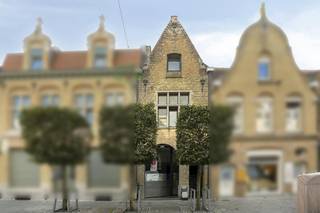 Te Huur: Charmant Handelspand (55m²) in het Hart van Nieuwpoort-Stad!<br /><br />*Polyvalente handelsruimte: Lichtrijke en overzichtelijke oppervlakte van 55 m².<br />*Voorzieningen: Uitgerust met een praktisch keukentje en een privé sanitaire ruimte (toilet).<br />*Parkeergelegenheid: Voldoende parkeermogelijkheden vlak voor de deur voor jou en je klanten.<br />*Individuele tellers: Eigen contracten voor water, gas en/of elektriciteit .<br />*Verwarming op elektriciteit<br /><br />Huurvoorwaarden:<br />*Huurcontract:** Handelshuur (3-6-9)<br />*Huurwaarborg:** 3 maanden huur<br />*Beschikbaarheid: Direct<br /><br />Interesse?<br />Aarzel niet en grijp deze kans om jouw onderneming op de kaart te zetten in Nieuwpoort!<br /><br />???? Contacteer ons vandaag nog voor een plaatsbezoek of meer informatie.