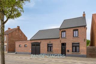 Ontdek deze unieke open bebouwing met karakter, waar vroeger een authentieke bierbrouwerij gevestigd was en die in 2020 volledig werd gerenoveerd tot een luxueuze woning met instant vakantiegevoel.<br /> <br />Bij het betreden van de woning kom je terecht in de lichtrijke leefruimte met open indeling, waar gezelligheid en hoogwaardige afwerking centraal staan. De op maat gemaakte keuken sluit perfect aan op de woonkamer. Op het gelijkvloers bevindt zich eveneens een moderne badkamer met inloopdouche. Op de eerste verdieping zijn er 2 ruime slaapkamers en via de zolderkamers zijn er nog 2 kamers te realiseren. <br /> <br />Aansluitend bevindt zich de indrukwekkende garage met plaats voor minstens 6 wagens. Deze kan ook gebruikt worden voor een zelfstandige activiteit. Via de hoge poort is er bovendien directe toegang tot de aangelegde tuin met zwembad en sauna. Met de palmbomen en sfeervol overdekt terras ervaar je hier elke dag een exclusief vakantiegevoel in eigen huis. <br /> <br />Bovendien is de woning uitgerust met zonnepanelen. <br /> <br />Pandenjagers is een innovatief vastgoedkantoor en kiest bewust voor een unieke en transparante aanpak. Bij ons bestaat de totale aankoopprijs altijd uit twee duidelijke onderdelen: de vraagprijs die bovenaan in de advertentie vermeld staat, plus onze vaste commissie van 10.000 euro incl. BTW. Dankzij deze open prijsstructuur krijgt u als koper vanaf het eerste moment een eerlijke inkijk hoe de totale prijs van het pand tot stand is gekomen.<br /> <br />Interesse? Contacteer ons via 0465/08.26.69 of info@pandenjagers.be.