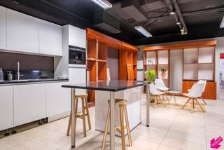 Deze 3 units zijn gelegen op de 1ste verdieping van de Kern en geniet een zeer ruime etalage.<br />Er zijn verschillende leuke en creatieve zaken gevestigd: kledingwinkels, juweliers, brasserie, barber shop/kapper, … In de nabije omgeving zijn ook de grote ketens aanwezig, zoals "Kruidvat", "Zeeman", "Casa", "Parfumerie Di" e.a. Deze mix van kleine zelfstandigen en grote ketens zorgt voor een aangename mix van clienteel. Er is ook voldoende parking in de omgeving.