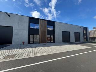 Unité PME située au centre, à deux pas de l'entrée et de la sortie de l'E40 à Oudenburg.Caractéristiques :- Unité PME (entrepôt avec section...