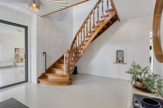 <p><span>Luxueuze villa met 6 slaapkamers.</span></p><p><span>Indeling: </span></p><p><span>Gelijkvloers: ruime inkomhal, woonkamer (60m²) met inbouwhaard en toegang tot het zonneterras. Volledig ingerichte keuken met ontbijthoek en toegang tot de tuin (en zonneterras).</span></p><p><span>2 slaapkamers, momenteel ingericht als logeerkamer en bureau. Badkamer met inloopdouche en dubbele wastafel, afzonderlijk wc.</span></p><p><span> </span></p><p><span>1ste verdiep: nachthal, 4 slaapkamers (26m²,19m²,12m² &amp;10m²) waarvan 1 ingericht als dressing, badkamer met ligbad, dubbele wastafe en wc.</span></p><p><span> </span></p><p><span>2de verdiep: geïsoleerde zolder met trektrap.</span></p><p><span> </span></p><p><span>De woning is volledig onderkelderd en  ingericht als een dubbele garage met sectionale poort, wasplaats, stockage en hobbyruimte (en stookruimte/technische ruimte).</span></p><p><span>De omheinde tuin is  voorzien van een elektrische poort</span></p><p><span>De woning werd volledig gerenoveerd na 2010 (cv 2010, ramen 2021, elektriciteit,...)</span></p><p><span>Regenwaterput van 5.000liter.</span></p><p><span>De woning is gelegen aan het  Bois de Strihoux op 3min van de gemeentelijke Basisschool Bierghes, Bakkerij &amp; Intermarché, op 4 min van de Colruyt.</span></p><p><span>Op 4km van de Ring, 10km van Halle centrum op 6km van het treinstation in Edingen..</span></p><p><span>Mogelijk 3% registratierechten!</span></p><p><span> </span></p><p><span> </span></p>