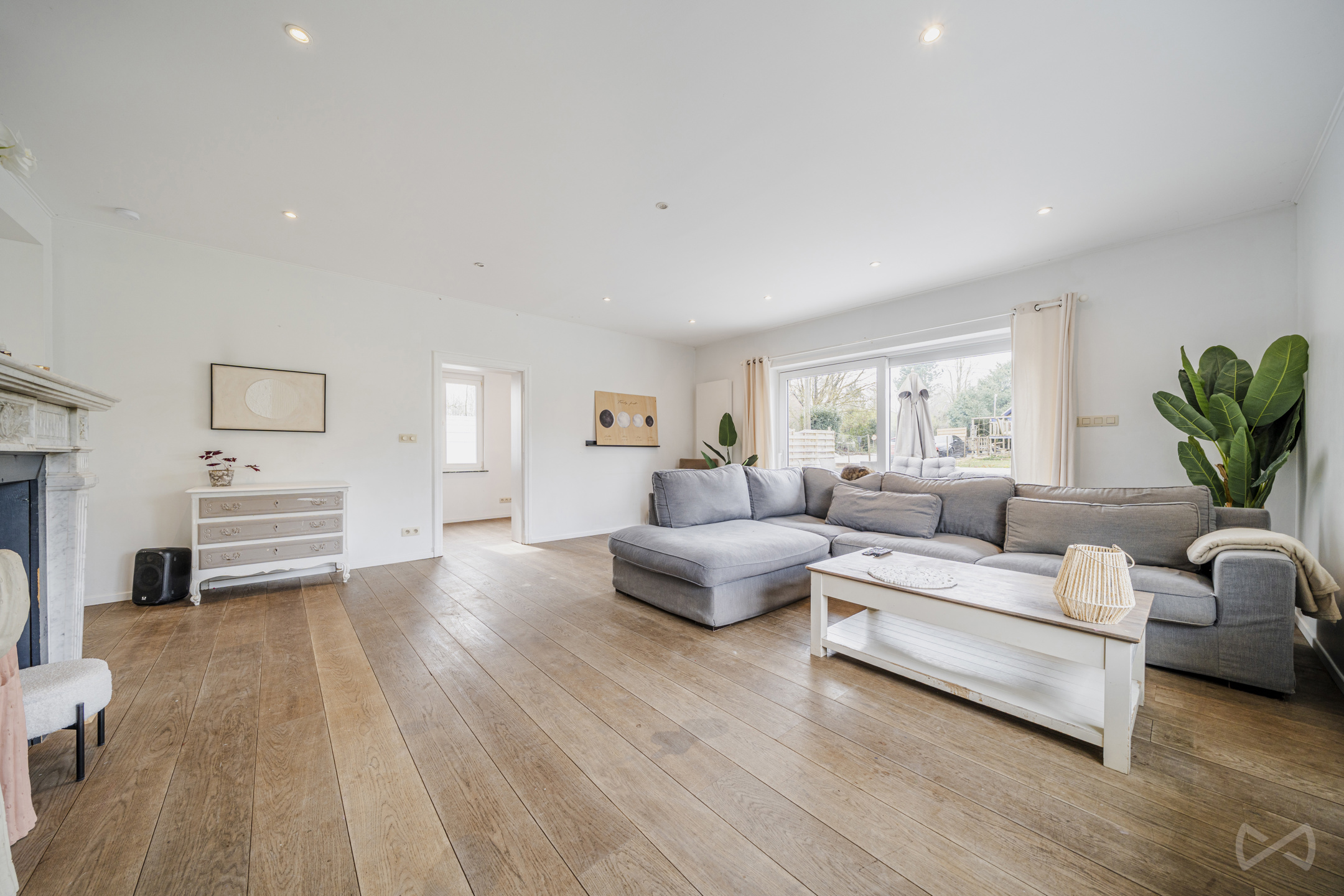 Villa met garage en parkeerplaatsen - foto 2