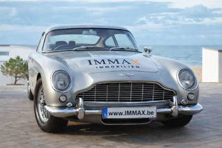 Zeer ruime garagebox met elektrische poort op het gelijkvloers gelegen in het centrum <br />van Knokke en nabij de Lippenslaan. <br />Toegankelijk voor grote wagens (type: SUV).<br /><br />hoogte: 3,5 meter<br />diepte: 7 meter<br />breedte: 2,8 meter<br /><br />Aarzel niet om ons te contacteren voor meer informatie: tel. : 050 62 44 14 of via knokke@immax.be