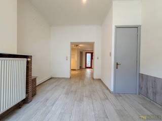 <p>Deze gezellige, instapklare woning bevindt zich in het centrum van Gent. De woning kent een <strong>zeer gunstige ligging</strong><span> met winkels, scholen, openbaar vervoer en invalswegen in de buurt. </span></p>
<br />De woning kent volgende indeling: inkom, woonkamer, eetplaats, ingerichte keuken, badkamer, berging, toilet, koertje, nachthall, <strong>3 volwaardige slaapkamers met elk een wastafel </strong>en een ruime kelder.<br /><br />Deze woning is <strong>IDEAAL VOOR CO-HOUSING</strong><br /><br />Adres: Fuchsiastraat 34 - 9000 Gent<br />Huurprijs: € 930/maand<br />Onmiddellijk beschikbaar<br />EPC: 299 kWh/m² 