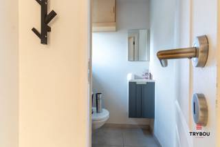 Bent u op zoek naar een alleenstaande woning met veel ruimte, privacy en tal van mogelijkheden? Dan is deze open bebouwing in de Mosselstraat 10 te Houthulst beslist een bezoek waard.<br /><br />De woning bevindt zich op een uitzonderlijk groot perceel, een absolute troef voor wie houdt van ruimte. Er is mogelijkheid om nog een loods te bouwen, ideaal voor zelfstandigen.<br /><br />Binnenin geniet u van een ruime inkomhal met toilet, een lichtrijke leefruimte met stijlvolle ingebouwde kasten, een open keuken die naadloos aansluit op de leefruimte met een groot kookeiland, ingebouwde toestellen en voldoende kastruimte. Naast de keuken is er een berging met ingemaakte kasten. <br /><br />Op de verdieping beschikt de woning over vier volwaardige slaapkamers, een badkamer met ligbad en een dubbele wastafel. Buiten geniet u van een ruim terras wat zorgt voor privacy. Het perceel is ook volledig afgesloten met een poort. <br /><br />Troeven van deze woning:<br /><br />- Open bebouwing op een uitzonderlijk groot perceel van 1601m²<br />- Mogelijkheid tot het bouwen van een loods<br />- Lichtrijke leefruimte met ingebouwde kasten<br />- Open keuken<br />- 4 volwaardige slaapkamers<br />- Badkamer met ligbad en dubbele wastafel<br />- Ruim terras<br />- Zonnepanelen<br />- Volledig afgesloten met een poort voor extra privacy<br /><br /><br />📞 Interesse? Contacteer Thijs, Friedel of Nina:<br />📲 051 57 54 61<br />📧 thijs@grouptrybou.be | friedel@grouptrybou.be | nina@grouptrybou.be