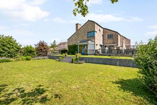 Deze vrijstaande villa is gelegen op een toplocatie aan een doodlopende straat in Nieuwerkerken op een prachtig perceel van 9are 31ca. <br /><br />De woning wordt gekenmerkt door een unieke en speelse architectuur en heeft een bewoonbare oppervlakte van 310m² (bron EPC). De woning is volledig onderkelderd (niet opgenomen in de bew. opp.), is circa 196m² groot met een hoogte van 3m en biedt plaats aan 4 auto's, een fietsenstalling of kan gebruikt worden als werkplaats of hobbyruimte. <br />Via de inkomhal met afzonderlijk gastentoilet kom je terecht in de ruime en lichtrijke woon- en eetkamer, die aansluit op de keuken met ontbijthoek. De aangename erker biedt een mooi zicht op de tuin en een zijdeur biedt toegang tot het terras. Verder beschikt de woning over een praktische berging met maatwerk en een aparte wasplaats. Daarnaast is een badkamer met douche en wastafel. Op het gelijkvloers bevindt zich ook een volwaardige slaapkamer met ingemaakte kasten, momenteel ingericht als buro.<br />Op de eerste verdieping bevindt zich de nachthal met toegang tot 3 slaapkamers en een masterbedroom met aansluitend een dressing en een aparte ruimte, nu gebruikt als stockageruimte maar mogelijkheid tot extra badkamer. <br /><br />De woning beschikt over een prachtige zuid-georiënteerde tuin. <br /><br />Verkeerstechnisch: rustig gelegen in een doodlopende straat met een vlotte verbinding naar de invalswegen en in de nabijheid van scholen, winkels en openbaar vervoer.<br /><br />Bijzonderheden: <br />- 23 zonnepanelen mét groene stroomcertificaten tot 2031( minstens 5 certificaten aan €330/stuk)<br />- Elektriciteit conform<br />- Gunstig EPC B<br />- Rustige doch centrale ligging
