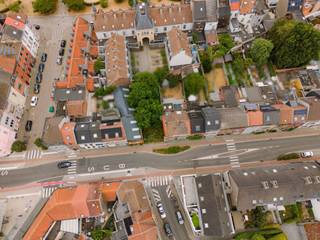 Bouwgrond van 216 m² op strategische locatie in Gent<br /><br />Op een centrale en vlot bereikbare locatie aan de Meulesteedsesteenweg 127/129 in Gent bevindt zich deze bouwgrond met een perceeloppervlakte van 216 m². Een interessante opportuniteit voor wie wil bouwen of investeren in een stadswijk die volop in ontwikkeling is.<br /><br />De bouwgrond ligt in Muide-Meulestede, nabij het Voorhavenpark en op korte afstand van het centrum van Gent. Winkels, scholen, horeca, openbaar vervoer en andere dagelijkse voorzieningen bevinden zich in de nabije omgeving. Ook de verbinding met de E17 en E40 is vlot bereikbaar.<br /><br />De ligging vormt een belangrijke troef. Muide-Meulestede bevindt zich namelijk op een kantelpunt waarbij verschillende grootschalige stadsontwikkelingen en mobiliteitsprojecten samenkomen. Met het stadsvernieuwingsproject Muide Meulestede Morgen zet Stad Gent sterk in op meer groen, kwalitatieve publieke ruimte en betere fiets- en wandelverbindingen.<br /><br />Ook op vlak van mobiliteit verandert de omgeving aanzienlijk. De nieuwe Verapazbrug zorgt voor een hertekening van de verkeersstromen rond de wijk en moet het doorgaand verkeer in Muide en Meulestede verminderen. Daarnaast zijn er verdere plannen voor de uitbreiding van het tramnet, waardoor de bereikbaarheid met het openbaar vervoer in de toekomst verder versterkt wordt.<br /><br />Een andere belangrijke ontwikkeling is Oude Dokken, het nieuwe stadsdeel dat vlakbij wordt uitgebouwd. De voormalige havenomgeving transformeert er tot een levendige stadswijk met meer dan 1.000 woningen, groenvoorzieningen, publieke functies, recreatie en een uitgebreide fiets- en wandelpromenade.<br /><br />Ook binnen Muide-Meulestede zelf wordt verder geïnvesteerd in groen en leefbaarheid. Met onder andere het Voorhavenpark en verschillende andere groene zones krijgt de buurt steeds meer een aangenaam en stedelijk woonkarakter.<br /><br />Perceeloppervlakte: 216 m²<br /><br />Kortom, een interessante bouwgrond voor wie op zoek is naar een stedelijke locatie in Gent, met een goede bereikbaarheid én het potentieel van een buurt die de komende jaren verder wordt ontwikkeld.<br /><br />Voor meer informatie kunt u contact opnemen met Eva via 0475 69 38 22 of eva@vicusvastgoed.be.