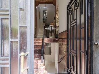 Stijlvolle townhouse met karaktervolle art-nouveaugevel op een gegeerde locatie nabij het Baudelohof.<br /><br />Een bijzondere woning, naar een origineel ontwerp van architect J. De Cuyper, die de laatste jaren een renovatie onderging met duurzame en kwaliteitsvolle materialen (EPC B) Authentieke elementen gaan moeiteloos samen met nieuwe accenten, waardoor doorheen de woning een unieke woonbeleving ontstaat.<br /><br />De woonst beschikt over circa 230 m² bruikbare vloeroppervlakte en biedt onder andere plaats aan vier slaapkamers, een extra bureauruimte, een praktische wasplaats/bijkeuken en een unieke leefkeuken, met bovengelegen de woonkamer en eetplaats en nog een functionele kelderberging.<br /><br />Tot slot is er een compacte maar zeer gezellige buitenruimte die naadloos aansluit op de keuken, en dit alles op wandelafstand van het Baudelopark.<br /><br />Het ideale rustpunt op wandelafstand van de belangrijkste straten en pleinen van de Gentse binnenstad.