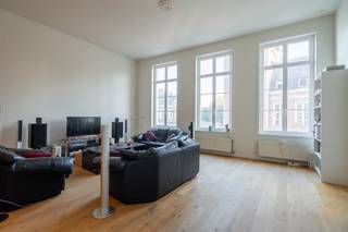 <p><span>Ruim instapklaar 3 slaapkamer appartement</span></p><p><span> </span></p><p><span>Pal in het centrum van Duffel, op wandelafstand van alle winkels en terrasjes, parken, scholen en openbaar vervoer bevindt zich dit zeer leuk en lichtvol appartement van +/- 140 m² in een karaktervol gebouw. </span></p><p><span>Het appartement is gelegen op de 1ste verdieping en bestaat uit een aangename inkomhal, een royale leefruimte (+/- 45 m²), een vernieuwde volledig ingerichte keuken, 3 slaapkamers, 1 badkamer met bad, douche en wc, een aparte wc, een berging/wasplaats en een technische berging. de aankoop van een garagebox achter het gebouw is vrijblijvend mogelijk (€ 29.500,- Euro). Terras mogelijk (contacteer ons voor meer info)</span></p><p><span> </span></p><p><span>+ Zeer centraal gelegen</span></p><p><span>+ Karaktervol geheel </span></p><p><span>+ Lift</span></p><p><span>+ EPC B / Elektriciteit conform / Asbestvrij</span></p><p><span>+ Lage alg. kosten</span></p><p><span>+ Hoge plafonds, Massieve parketvloeren</span></p><p><span> </span></p><p><span> </span></p>