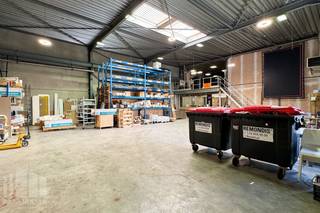 Unité PME 665 m² dans un emplacement stratégique à Puurs.<br /><br />Cette unité comprend 390 m² d’espace d’entrepôt, complétés par une mezzanine de 85 m² (hauteur libre de 3,10 m, charge admissible de 500 kg/m²) et 190 m² de bureaux.<br /><br />L’entrepôt bénéficie d’une hauteur libre de 6 m et est équipé d’une porte sectionnelle de 4 m de large sur 4,5 m de haut. Il dispose également d’aérothermes au gaz, de conduites d’air comprimé, d’une prédisposition pour un pont roulant ainsi que d’un raccordement électrique de 3 x 250 A.<br /><br />Les bureaux comprennent une salle de réunion, un open space, plusieurs bureaux individuels, des installations sanitaires ainsi qu’une cuisine avec espace repas.<br /><br />Le bâtiment a récemment fait l’objet d’une modernisation complète comprenant notamment le renouvellement de l’installation électrique et du système de protection incendie, l’installation d’une paroi vitrée sur la mezzanine, l’ajout de nouvelles fenêtres, une nouvelle cuisine et une remise en peinture complète. Grâce à sa nouvelle installation photovoltaïque composée de 38 panneaux solaires, le bâtiment affiche également d’excellentes performances en matière de durabilité.<br />En outre, le bien dispose de 8 emplacements de parking privatifs, avec possibilité d’extension à 10 places.<br /><br />Sa situation privilégiée à proximité de l’A12, avec un accès rapide aux N16 et N17, garantit une excellente accessibilité vers Anvers, Bruxelles et Saint-Nicolas.<br /><br />L’occupant actuel, STIKR, poursuivra ses activités sur place et libérera le bâtiment au plus tard lors de la signature de l’acte authentique.<br /><br />Pour plus d’informations ou pour organiser une visite sans engagement, contactez PANORAMA B2B au 03 225 03 03.