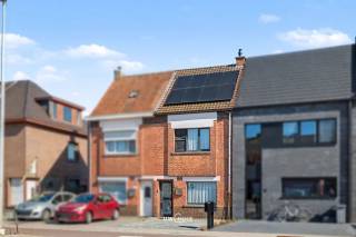 Ontdek deze gezellige en instapklare woning gelegen op de Dendermondse Steenweg, ideaal voor starters die comfort en bereikbaarheid weten te waarderen. De woning bevindt zich op een perceel van 170 m² en beschikt over drie volwaardige slaapkamers en een praktische indeling.
De lichtrijke leefruimte zorgt voor een aangename sfeer en sluit mooi aan op de verzorgde keuken en de knappe badkamer. Dankzij de condensatieketel, zonnepanelen en dak- en muurisolatie geniet u van een energiezuinig geheel met EPC-label C. Rolluiken bieden extra comfort en privacy.
Buiten vindt u een gezellige en verrassend ruime tuin, perfect om tot rust te komen of gasten te ontvangen. Bovendien beschikt de woning over een oprit met plaats voor twee wagens, wat een absolute meerwaarde is in deze omgeving.
De ligging is uitstekend: vlakbij winkels, voorzieningen en met een vlotte verbinding naar belangrijke invalswegen.
Een ideale starterswoning voor wie op zoek is naar comfort, licht en een centrale locatie. Bel ons nu voor een afspraak op het nummer: 052/46.38.03 en wie weet tot binnenkort!
