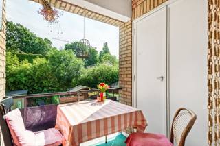 <p><span>Op zoek naar een ruime gezinswoning met een praktische indeling en mogelijkheden om ze volledig naar eigen smaak in te richten? Deze woning combineert een aangename woonoppervlakte met een garage, terras en tuin en is gelegen in een rustige, kindvriendelijke omgeving.</span></p><p><span>Via de inkomhal komen we binnen in de woning. Deze biedt toegang tot een bureauruimte/opbergruimte, de garage en een afzonderlijke wasplaats. Dankzij de gevelbreedte van ruim 6 meter beschikt de woning over een aangename ruimtelijkheid.</span></p><p><span>Op de eerste verdieping bevindt zich de lichtrijke leefruimte met aansluitend de keuken. Grote raampartijen zorgen hier voor een aangename natuurlijke lichtinval. Vanuit de leefruimte is er toegang tot het terras, een fijne plek om rustig van de buitenlucht te genieten.</span></p><p><span>De tweede verdieping omvat </span><span>drie volwaardige slaapkamers</span><span> en een badkamer die verder naar eigen smaak kan worden opgefrist en ingericht.</span></p><p><span>Ook buiten heeft deze woning heel wat te bieden. Achteraan bevindt zich een </span><span>aangename tuin</span><span>, waar kinderen naar hartenlust kunnen spelen of waar u heerlijk kunt genieten van het buitenleven.</span></p><p><span>Een interessante woning voor gezinnen die op zoek zijn naar </span><span>ruimte, een praktische indeling, een garage en tuin</span><span>, en die graag de mogelijkheid hebben om de woning verder te moderniseren volgens hun eigen wensen.</span></p>