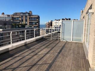 Prachtig, modern dakappartement met 1 slaapkamer op 50 meter van de zeedijk. Deze penthouse ligt op de 4de verdieping.indeling: Twee ruime terrassen,...