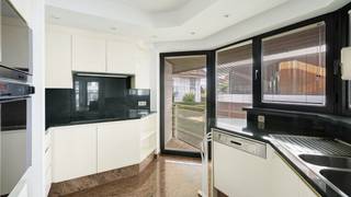 <p>In de prestigieuze residentie<span> </span><strong>New Gallery</strong>, gelegen op een absolute toplocatie aan het Albertstrand en genietend van een prachtig zeezicht, bevindt zich dit ruime en lichtrijke appartement met drie volwaardige slaapkamers en één badkamer.</p>
<p>Het royale leefgedeelte baadt in het natuurlijke licht en creëert een aangename, comfortabele woonomgeving met de zee als decor. De residentie verenigt stijl, kwaliteit en een uitzonderlijke ligging, op wandelafstand van het strand, de zeedijk en het bruisende centrum van Knokke.</p>
<p>Voor extra comfort bestaat er de mogelijkheid om één of meerdere parkeergelegenheden aan te kopen. Zo is er een<span> </span><strong>gesloten garagebox beschikbaar voor € 185.000</strong>, een<span> </span><strong>dubbele staanplaats aan € 110.000 per plaats</strong><span> </span>of een<span> </span><strong>tandemstaanplaats voor € 140.000</strong>.</p>
<p>Dit appartement is een uitstekende opportuniteit voor wie op zoek is naar een kwalitatief tweede verblijf aan zee of een stijlvolle permanente woonst op één van de meest gegeerde locaties van Knokke.</p>