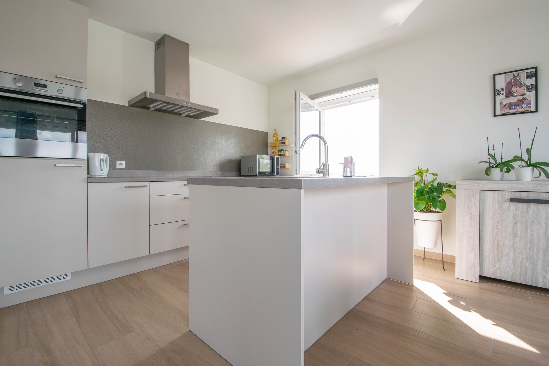 Uitstekend gelegen 2 slaapkamer appartement met autostaanplaats! - foto 4