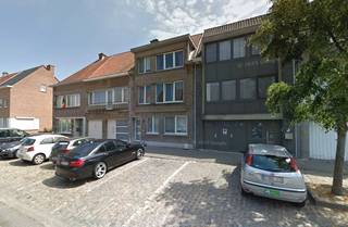 Op wandelafstand van het station en het ziekenhuis vind je dit instapklare appartement, dat recent volledig werd vernieuwd. Het beschikt over een lichtrijke leefruimte met een moderne, ingerichte keuken, twee comfortabele slaapkamers, een verzorgde badkamer met douche, lavabo en toilet, en een praktische berging met aansluiting voor een wasmachine. Het terras biedt een fijne buitenruimte om van te genieten.<br /><br />De renovatie omvatte onder meer nieuwe vloeren, schilderwerken, elektrische installatie, keuken, verlichting... Dankzij de dubbele beglazing en de uitstekende ligging is dit een energiezuinige en praktische woonst. Beschikbaar vanaf 1 oktober.<br /><br />Een echte topper die zeker een bezoek waard is!