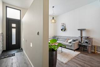 VERRASSEND RUIME GEZINSWONING ACHTER EEN HEDENDAAGSE GEVEL PERFECT ONDERHOUDENEen schattig geveltje, zeg je? MIS! Of ja... het is schattig — maar...