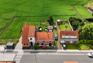 <p>Volledig te renoveren woning met drie slaapkamers en een ruime tuin, gelegen op een perceel met een breedte van ca. 14 meter. Dankzij de royale perceelbreedte en de gunstige ligging biedt deze eigendom tal van mogelijkheden, zowel voor wie een grondige renovatie wil uitvoeren als voor wie liever start met een nieuwbouwproject. De huidige woning omvat een leefruimte, keuken, badkamer, drie slaapkamers, berging en een zolder, aangevuld met een grote tuin die veel privacy en een uitgestrekt zicht biedt. Het perceel leent zich perfect voor het creëren van een moderne gezinswoning met tuin en garage. De ligging in een rustige straat, op wandelafstand van winkels, scholen en openbaar vervoer, en met vlotte verbindingen naar Torhout, Diksmuide en de kust, maakt dit een aantrekkelijke investering. Dankzij de combinatie van een breed perceel, een ruime tuin en flexibele mogelijkheden is dit de ideale kans om jouw droomwoning of vastgoedinvestering te realiseren in het gezellige Koekelare.</p>