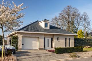 Deze woning, gelegen op een perceel van 702 m², straalt meteen een gevoel van rust, comfort en verfijnde kwaliteit uit. De verzorgde gevel in...