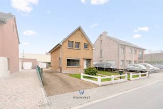 Ontdek het potentieel van deze te renoveren woning op een ruim perceel van 5a35ca, gelegen in een uiterst rustige straat in het charmante Wieze!<br /><br />Indeling:<br />Bij het binnenkomen kom je terecht in de inkomhal en brengt je naar de gezellige leefruimte met veel natuurlijke lichtinval. Aansluitend vind je de ruime keuken extra bergruimte.<br />Op de bovenverdieping bevinden zich 3 (slaap)kamers en een badkamer.<br />Bovendien biedt de woning een ruime oprit met plaats voor meerdere wagens en een garage. Tot rust komen kan in de zonnige, zuidwest gerichte tuin. <br /><br />Troeven in een notendop:<br />- Rustige, aangename ligging<br />- Ruim perceel van 5a35ca<br />- Enorm renovatiepotentieel<br />- Ruime parkeergelegenheid op eigen terrein<br />- Solide en degelijke constructie<br /><br />Meer informatie/een bezoek? Contacteer Kyan op 0470 35 32 06 of via kyan@woonvast.be