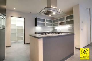 <p><span>In het centrum van Lint gelegen appartement van 200m², oorspronkelijk 2 appartementen, met mogelijkheid tot aankoop van garageboxen (vraagprijs 35.000€/ stuk)!</span></p><p><span>Het appartement beschikt over 4 slaapkamer en een leefkamer van Ca. 76m²!</span></p><p><span> </span></p><p><span>Omschrijving:</span></p><p><span>Via de trap bereiken we de eerste verdieping, via de Anyway voordeur bereiken we het appartement.</span></p><p><span>In de hal treffen we het gastentoilet met handenwasser.</span></p><p><span>De uitzonderlijk ruime leefkamer geniet via de talrijke ramen van aangename lichtinval en toegang tot het balkon.</span></p><p><span>De open keuken is uitgerust met 5 pits gasvuur, ingebouwde friteuse, vaatwasser, oven, spoelbak en ruimte voor een Amerikaanse koelkast.</span></p><p><span>Achter de keuken treffen we de handige berging met de installatie van de centrale verwarming (gas) en aansluiting wasmachine/ droogkast.</span></p><p><span>De badkamer is uitgerust met ligbad en dubbele lavabo.</span></p><p><span>Achteraan het appartement treffen we de 4 slaapkamers, waarvan 2 voorzien van airco.</span></p><p><span> </span></p><p><span>Gratis waardebepaling met advies op maat: zie www.antress.be</span></p><p><span> </span></p>