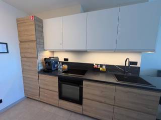 High-end studio op toplocatie in hartje Oostende.<br /><br />Op zoek naar een verzorgde studio op een unieke locatie? Deze zeer netjes afgewerkte studio bevindt zich in een standingvolle residentie, pal in het bruisende centrum van Oostende.<br /><br />Vanuit de studio geniet u van een prachtig open zicht op het Casino, de zee, de Van Iseghemlaan en de Langestraat. <br /><br />Dankzij deze uitzonderlijke ligging bevindt u zich op slechts enkele stappen van de zeedijk, het strand, tal van winkels, horecazaken en het openbaar vervoer.<br /><br />De studio is praktisch en comfortabel ingericht en beschikt over een aparte slaaphoek, zodat u geniet van een volwaardige slaapruimte zonder gebruik te moeten maken van een zetelbed. Verder is de studio voorzien van alle hedendaagse comfort, waaronder een verzorgde badkamer met inloopdouche.<br /><br />Kortom: een ideale stek voor wie minimalistisch maar toch in luxe wil wonen op een absolute toplocatie, met alle voorzieningen binnen handbereik.<br /><br />