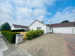 <p><strong>Menen - Instapklare bungalow met 3 slaapkamers te koop.</strong></p>

<p>Op zoek naar een comfortabele, gelijkvloerse woning waar je meteen kunt intrekken?<br />Deze instapklare bungalow met drie volwaardige slaapkamers biedt een ideale combinatie van ruimte, comfort en praktisch woonplezier!</p>
<strong>Indeling: </strong><br />Inkomhal, toilet, badkamer, 3 slaapkamers, leefruimte, keuken, berging, garage, tuin, tuinhuis.<br /><br /><strong>Troeven: </strong><br />+ Instapklaar<br />+ Dak vernieuwd in 2012<br />+ Nieuwe ramen van 2011<br />+ Rustige ligging<br />+ Goeie verbinding <br />+ 3 slaapkamers<br />+ Ruime garage