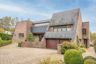 Door de verschillende niveaus in deze woning ontstaan natuurlijke zones zonder muren. Het samenspel van licht en hoogte zorgt voor een unieke,...