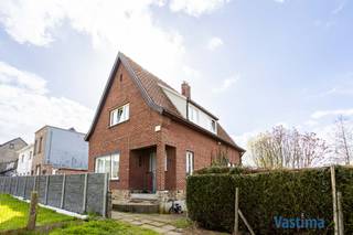 Op zoek naar een warme thuis waar rust, ruimte en bereikbaarheid perfect samenkomen? Deze wowing, gelegen op het einde van een doodlopende straat nabij centrum Aalst, biedt het allemaal. Hier woon je centraal, met winkels, scholen en openbaar vervoer vlakbij, maar toch omgeven door groen en stilte.<br /><br />Bij het betreden van de woning kom je in een praktische inkomhal met een eerste afzonderlijk gastentoilet. Van hieruit stap je de lichtrijke en moderne leefruimte binnen, waar grote raampartijen zorgen voor een aangename en open sfeer. Dit is zonder twijfel het hart van de woning, een plek waar het hele gezin samenkomt en waar je je meteen thuis voelt.<br /><br />Aansluitend bevindt zich de geïnstalleerde keuken, met directe toegang tot de was- en bergruimte. De aanwezige kelder biedt extra opslagruimte.<br /><br />Op de eerste verdieping vind je 2 volwaardige slaapkamers, aangevuld met een bureauruimte die ingericht kan worden als derde slaapkamer. De badkamer en extra bergkamer maken deze verdieping volledig en comfortabel. Via een vaste trap bereik je de zolderverdieping.<br /><br />Buiten geniet je van een uiterst rustige tuin zonder inkijk – een veilige en heerlijke plek voor kinderen om te spelen of om zelf tot rust te komen. Achteraan is de woning bereikbaar via een handige doorgang, ideaal voor fietsen of afval, en bijkomende opbergruimte. <br /><br />Dubbel glas – PVC / CV op aardgas / Rustige ligging / …<br /><br />Deze woning combineert ruimte, ligging en potentieel op een unieke manier en is daarmee de perfecte match voor starters en gezinnen die op zoek zijn naar een thuis in een rustige, maar centrale omgeving.<br /><br />Grijp deze unieke kans en plan vandaag nog je bezoek – ontdek zelf de charme, ruimte en mogelijkheden die deze woning te bieden heeft!<br /><br />Dit pand is onderhevig aan de renovatieverplichting opgelegd door de Vlaamse overheid voor residentiële gebouwen. Meer informatie vindt u op de website van het Vlaams Energie- en Klimaatagentschap.