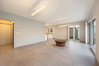 Rustig gelegen recent gelijkvloers appartement van 80m² met 2 slaapkamers, grote zuidwest tuin met terras en mooi landelijk uitzicht! Het...