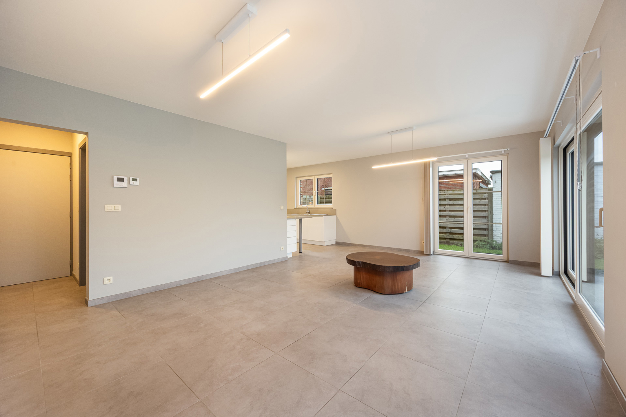 Recent gelijkvloers appartement van 80m² met 2 slks, tuin, garagebox, autostaanplaats en kelderberging. - foto 2