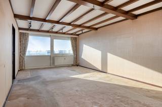 Dit appartement is gelegen op de vijftiende verdieping van een verzorgd gebouw met lift en biedt een comfortabele indeling, veel lichtinval en een gunstige ligging. Indeling: een inkomhal met een ingebouwde kastenwand en een apart toilet. Een ruime en lichtrijke woon- en eetkamer 30m² met aansluitend de keuken, die is uitgerust met een koelkast, een diepvriezer, een elektrisch fornuis, een oven, een microgolfoven en talrijke opbergkasten. Het appartement telt twee slaapkamers van respectievelijk 17 m² en 10 m². De badkamer is voorzien van een bad met douchescherm, een wastafel en een aansluiting voor wasmachine en droogkast. Aan zowel de voor- als achterzijde van het appartement bevindt zich een terras, waar u kan genieten van een prachtig open uitzicht. Troeven: inclusief ondergrondse privatieve autostaanplaats, de gevels zijn recent gerenoveerd, elektriciteit is conform. <br />De algemene kosten omvatten onder andere het privatieve waterverbruik, de collectieve verwarming en het gebruik van de lift. <br />Op wandelafstand van het openbaar vervoer en in de onmiddellijke nabijheid van autosnelwegen, invalswegen, winkels, ontspanningsmogelijkheden en het strand van Sint-Anneke.