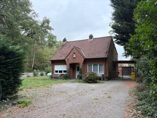 Indeling als volgt;Gelijkvloers:- Achterinkom/(was)berging- Keuken- Tussenkamer die uitgeeft op de badkamer en kelder- Leefruimte -...