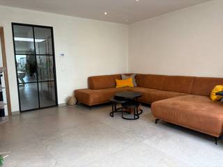 In een rustige doorlopende straat met West-geöriënteerde tuin ....We komen binnen via de hal die toegang geeft tot de grote leefruimte met open...