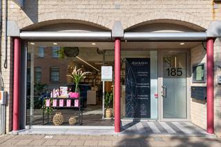 Winkel/kantoor/praktijk te huur, gelegen aan de levendige Jules Moretuslei. De ruimte is +/- 104m² groot en reeds voorzien van een keuken en toilet. De voorzetwanden kunnen simpel weggehaald worden om een open ruimte te creëren indien gewenst. Bovendien ruime parkeergelegenheid voor de deur en in de nabije omgeving bij shoppingcenter 'De Kern'. Verder vlakbij tal van andere handelszaken waaronder "Standaard Boekhandel", "Pearle", "Ici Paris XL", "De Keurslager", ...